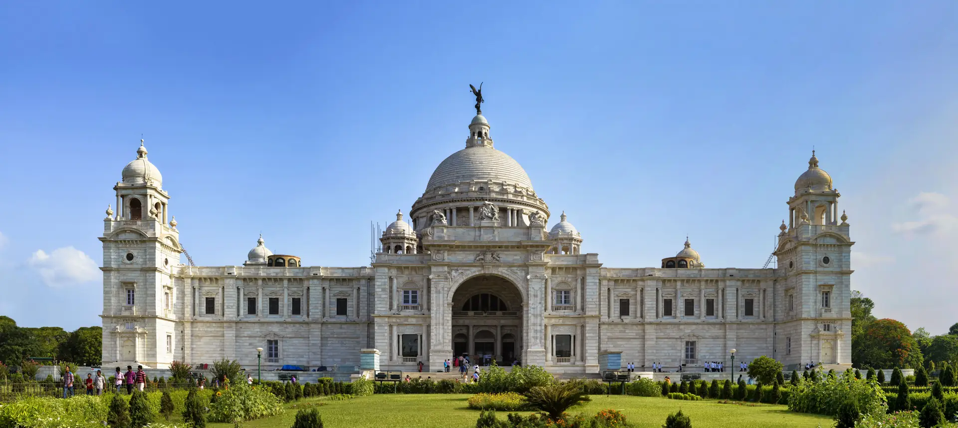 Victoria Memorial Hall in Kolkata, its white marble dome and wings seen across the lawn.